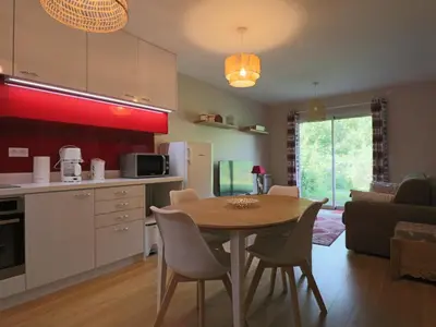Cuisine ou kitchenette dans l'établissement Appartement accessible PMR avec jardin et parking couvert, proche des pistes - FR-1-858-8