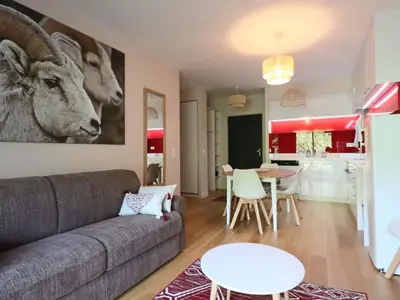 Coin salon dans l'établissement Appartement accessible PMR avec jardin et parking couvert, proche des pistes - FR-1-858-8