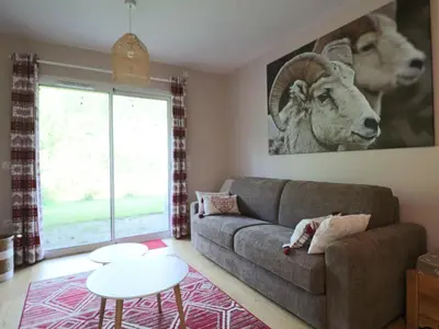 Coin salon dans l'établissement Appartement accessible PMR avec jardin et parking couvert, proche des pistes - FR-1-858-8