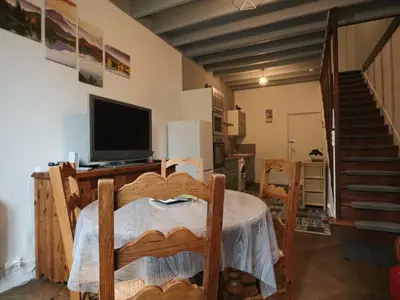 Télévision ou salle de divertissement dans l'établissement Duplex historique 4 personnes à La Bourboule - FR-1-858-3