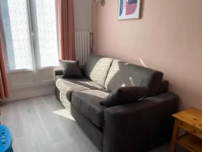 Coin salon dans l'établissement Appartement spacieux au centre de La Bourboule - FR-1-858-11