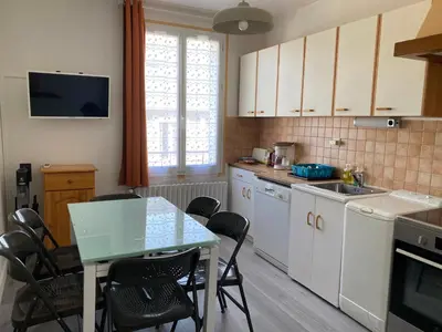 Cuisine ou kitchenette dans l'établissement Appartement spacieux au centre de La Bourboule - FR-1-858-11
