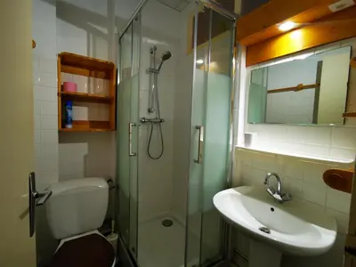 Salle de bains dans l'établissement Appartement charmant à La Bourboule, pour 4 pers, wifi inclus - FR-1-858-14