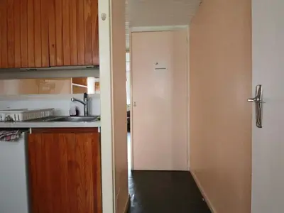 Cuisine ou kitchenette dans l'établissement Charmant Duplex 4 Pers. avec Parking Privé à Murat-le-Quaire - FR-1-858-9