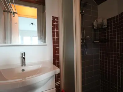 Salle de bains dans l'établissement Charmant Duplex 4 Pers. avec Parking Privé à Murat-le-Quaire - FR-1-858-9