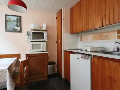 Cuisine ou kitchenette dans l'établissement Charmant Duplex 4 Pers. avec Parking Privé à Murat-le-Quaire - FR-1-858-9