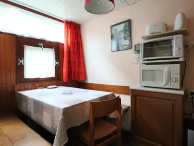 Cuisine ou kitchenette dans l'établissement Charmant Duplex 4 Pers. avec Parking Privé à Murat-le-Quaire - FR-1-858-9