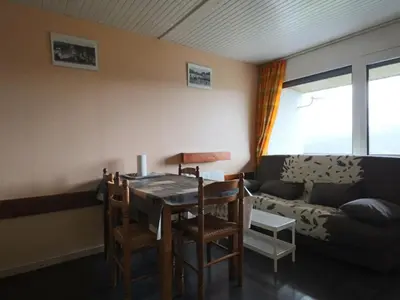Coin salon dans l'établissement Charmant Duplex 4 Pers. avec Parking Privé à Murat-le-Quaire - FR-1-858-9