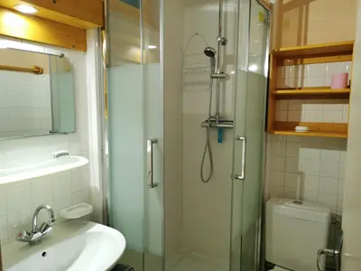 Salle de bains dans l'établissement Appartement pour 6 à La Bourboule avec WiFi - FR-1-858-12