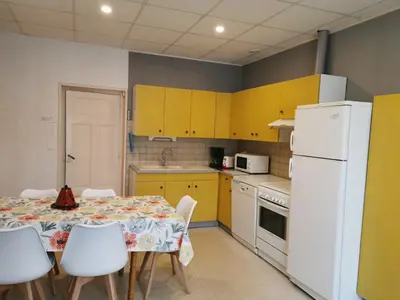 Cuisine ou kitchenette dans l'établissement Appartement pour 6 à La Bourboule avec WiFi - FR-1-858-12