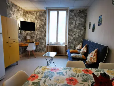 Coin salon dans l'établissement Appartement pour 6 à La Bourboule avec WiFi - FR-1-858-12