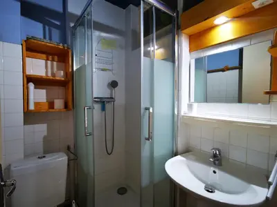 Salle de bains dans l'établissement Appartement 4 pers, 1er étage, Wi-Fi, La Bourboule - FR-1-858-16