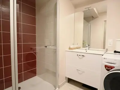 Salle de bains dans l'établissement Appartement chaleureux 6 pers avec terrasse au Mont-Dore - FR-1-858-31