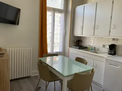 Cuisine ou kitchenette dans l'établissement Appartement 6 personnes au cœur de La Bourboule - FR-1-858-23