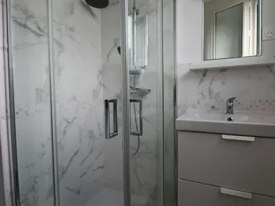 Salle de bains dans l'établissement Appartement Les Agapanthes, 3*, 5 pers, Jardin clos, Conciergerie - FR-1-858-26