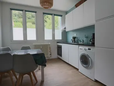 Cuisine ou kitchenette dans l'établissement Appartement Les Agapanthes, 3*, 5 pers, Jardin clos, Conciergerie - FR-1-858-26
