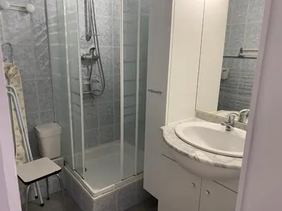 Salle de bains dans l'établissement Appartement cosy au centre de La Bourboule, accueille 4 personnes - FR-1-858-27