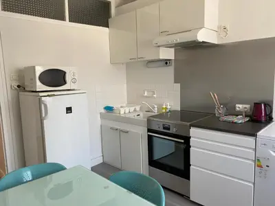 Cuisine ou kitchenette dans l'établissement Appartement cosy au centre de La Bourboule, accueille 4 personnes - FR-1-858-27