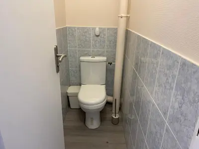 Salle de bains dans l'établissement Appartement cosy au centre de La Bourboule, accueille 4 personnes - FR-1-858-27
