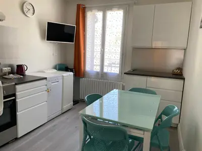 Cuisine ou kitchenette dans l'établissement Appartement cosy au centre de La Bourboule, accueille 4 personnes - FR-1-858-27