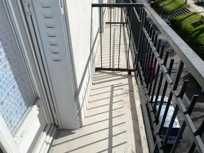 Balcon ou terrasse dans l'établissement Appartement cosy au centre de La Bourboule, accueille 4 personnes - FR-1-858-27