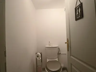 Salle de bains dans l'établissement Loft lumineux en centre-ville, proche thermes, pour 4 personnes - FR-1-858-28