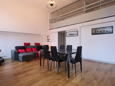 Coin salon dans l'établissement Loft lumineux en centre-ville, proche thermes, pour 4 personnes - FR-1-858-28