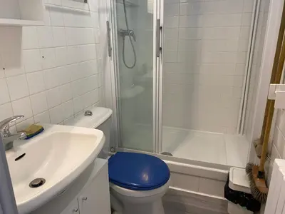 Salle de bains dans l'établissement Appartement central à La Bourboule pour 4 pers - FR-1-858-25