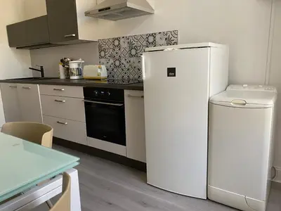 Cuisine ou kitchenette dans l'établissement Appartement central à La Bourboule pour 4 pers - FR-1-858-25