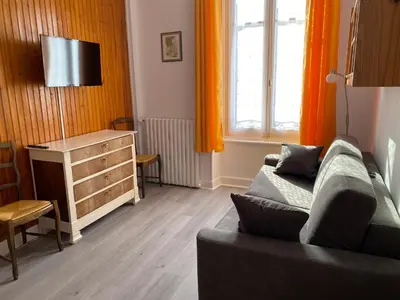Télévision ou salle de divertissement dans l'établissement Appartement central à La Bourboule pour 4 pers - FR-1-858-25