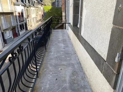 Balcon ou terrasse dans l'établissement Appartement central à La Bourboule pour 4 pers - FR-1-858-25