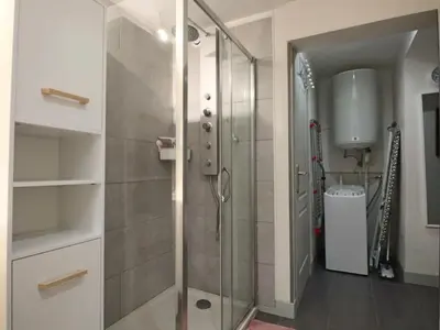 Salle de bains dans l'établissement Duplex cosy au cœur de La Bourboule, jusqu'à 6 personnes - FR-1-858-32