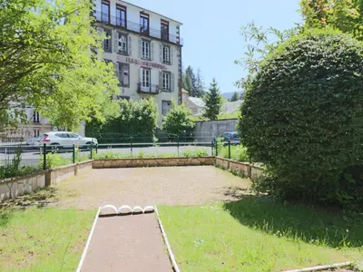 Jardin de l'établissement Appartement rénové à La Bourboule, 6 pers., 3 chambres - FR-1-858-33