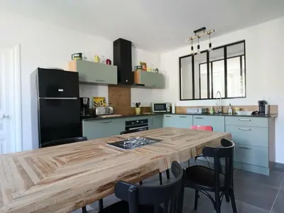 Cuisine ou kitchenette dans l'établissement Appartement rénové à La Bourboule, 6 pers., 3 chambres - FR-1-858-33