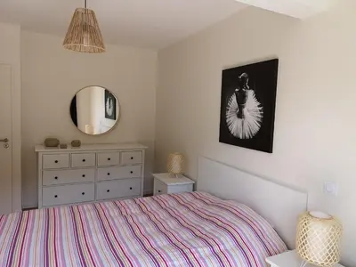 Un ou plusieurs lits dans un hébergement de l'établissement Appartement 2 pièces avec jardin et parking, proche Thermes et ski - FR-1-858-18