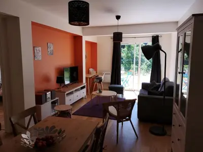 Télévision ou salle de divertissement dans l'établissement Appartement 2 pièces avec jardin et parking, proche Thermes et ski - FR-1-858-18