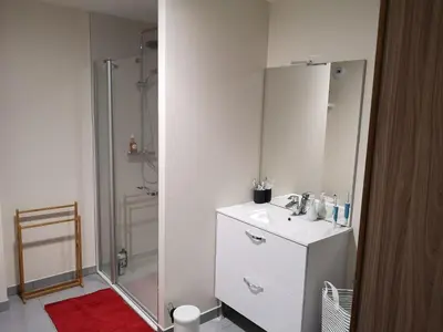 Salle de bains dans l'établissement Appartement 2 pièces avec jardin et parking, proche Thermes et ski - FR-1-858-18