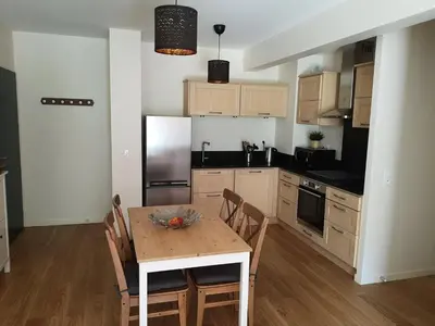 Cuisine ou kitchenette dans l'établissement Appartement 2 pièces avec jardin et parking, proche Thermes et ski - FR-1-858-18