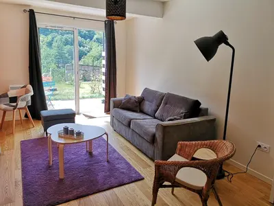 Coin salon dans l'établissement Appartement 2 pièces avec jardin et parking, proche Thermes et ski - FR-1-858-18