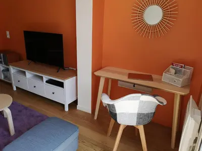 Télévision ou salle de divertissement dans l'établissement Appartement 2 pièces avec jardin et parking, proche Thermes et ski - FR-1-858-18