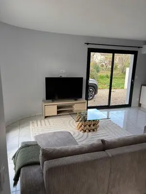 Télévision ou salle de divertissement dans l'établissement Maison neuve 2 chambres entre Dordogne et Corrèze