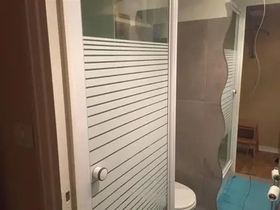 Salle de bains dans l'établissement Appartement F3 au 2ème étage, wifi, animaux acceptés, 4 couchages - FR-1-415-164