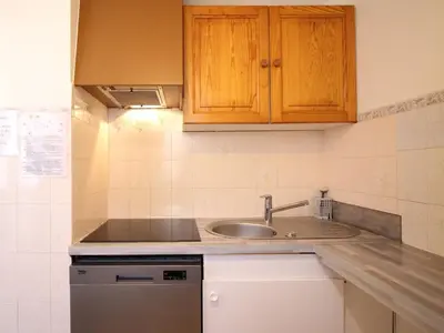 Cuisine ou kitchenette dans l'établissement F2 au Mont-Dore avec parking et animaux admis - FR-1-415-171