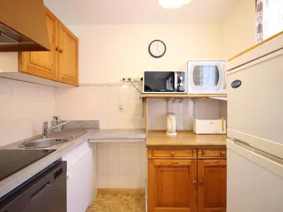 Cuisine ou kitchenette dans l'établissement F2 au Mont-Dore avec parking et animaux admis - FR-1-415-171