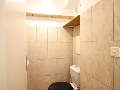 Salle de bains dans l'établissement F2 au Mont-Dore avec parking et animaux admis - FR-1-415-171