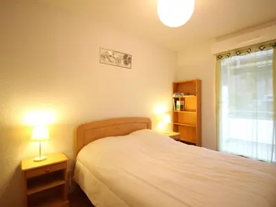 Un ou plusieurs lits dans un hébergement de l'établissement Appartement F3 confortable avec terrasse et parking au Mont-Dore, jusqu'à 5 couchages - FR-1-415-169