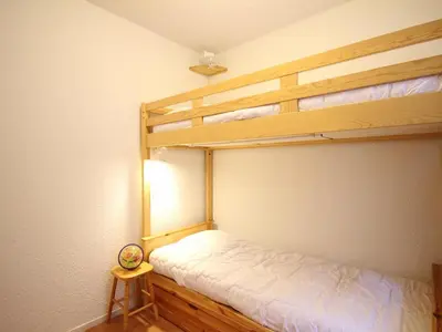 Un ou plusieurs lits dans un hébergement de l'établissement Appartement F3 confortable avec terrasse et parking au Mont-Dore, jusqu'à 5 couchages - FR-1-415-169