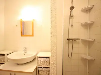 Salle de bains dans l'établissement Appartement F3 confortable avec terrasse et parking au Mont-Dore, jusqu'à 5 couchages - FR-1-415-169