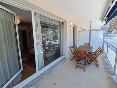 Balcon ou terrasse dans l'établissement Appartement F3 confortable avec terrasse et parking au Mont-Dore, jusqu'à 5 couchages - FR-1-415-169