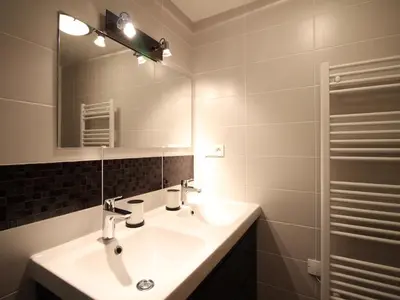 Salle de bains dans l'établissement Beau F3 avec parking et animaux acceptés, proche Thermes - FR-1-415-165